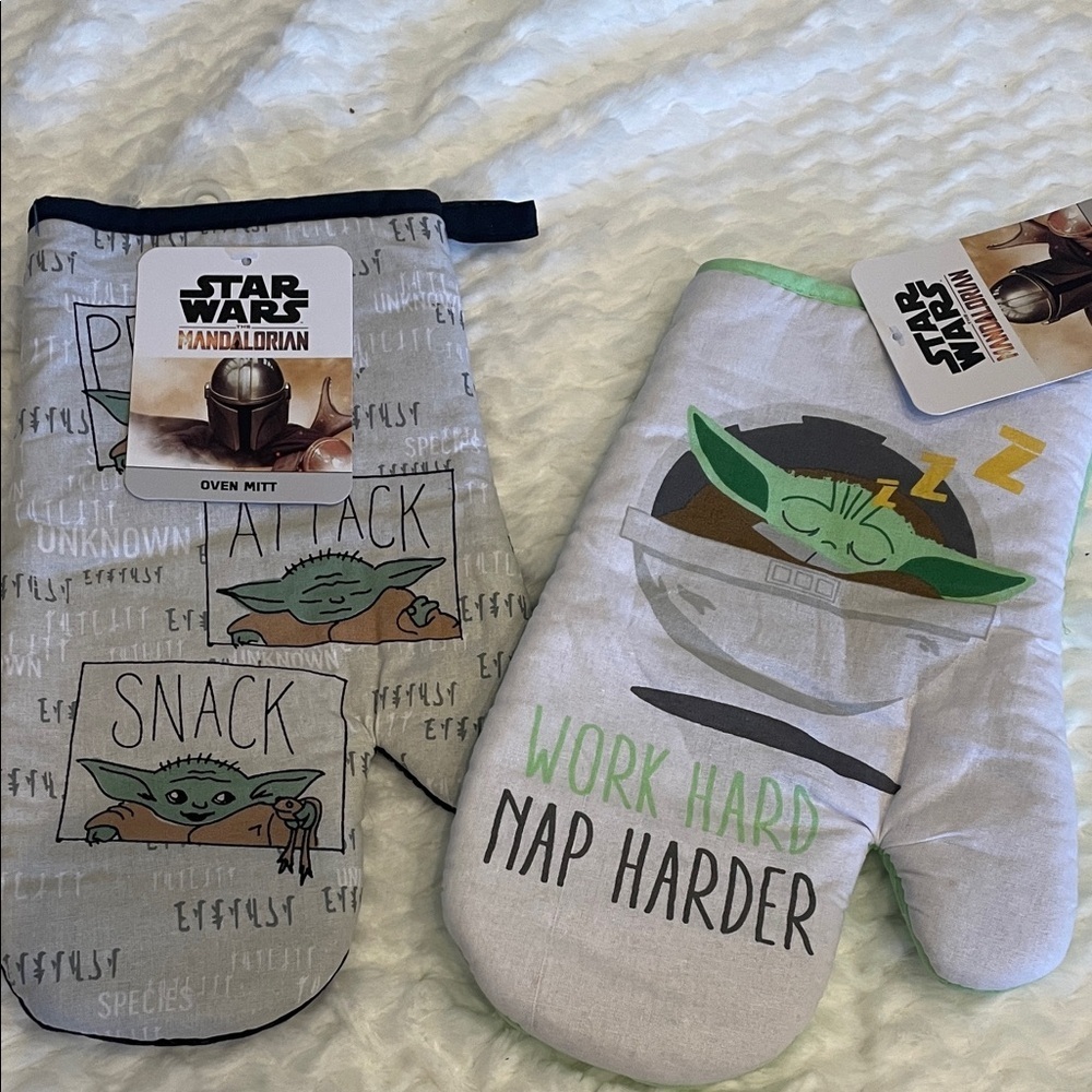 Star Wars Mandalorian Gray and Green Oven Mitts new